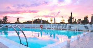 佩萨河谷塔瓦内莱Residence with swimming-pool in Barberino Tavernelle的一座享有日落美景的大型游泳池