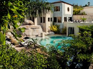 阿德耶公爵湾酒店的庭院中带游泳池的房子
