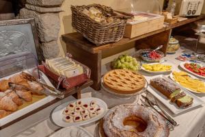 阿巴迪亚圣萨尔瓦托雷圣巴托洛梅奥修道院旅馆的一张桌子,上面摆放着各种面包和糕点