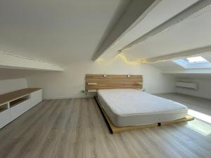 耶尔Loft T3 Duplex Vue Mer Porquerolles的一间设有床铺和窗户的大卧室