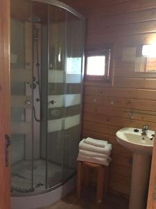 Junceira雷东多小屋酒店的带淋浴和盥洗盆的浴室