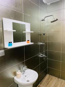 阿塔库姆deperlas的浴室配有盥洗盆和带镜子的淋浴