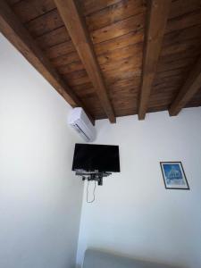 诺托玛丽娜Casa vacanze Arianna的一间带电视和天花板的客厅