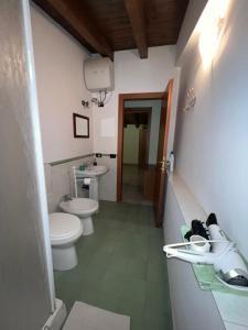 诺托玛丽娜Casa vacanze Arianna的浴室设有2个卫生间和水槽