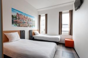 阿姆斯特丹阿姆斯特丹竞技场大道便捷酒店的酒店客房带两张床和两个窗户