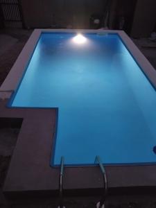 贝尔格莱德Fenix 1的游泳池上面有蓝色的灯光