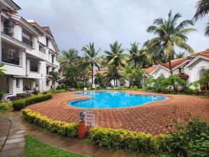 阿伯来Riviera Hermitage Goa的度假村中央的游泳池