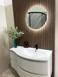 奥本Kenavara House的浴室设有白色水槽和镜子