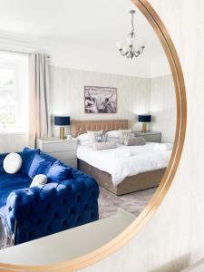 奥本Kenavara House的一间卧室设有两张床和大镜子