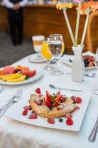 危地马拉桑坦德广场酒店的桌上一盘带水果的食物