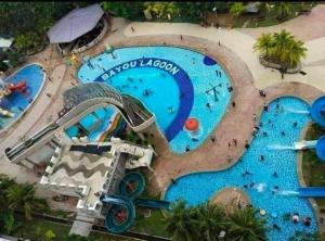艾尔克如Anastays Studio & Apartment Suite with Free 2 & 4 Waterpark Tickets at Bayou Lagoon Resort的享有水上公园的游泳池景致