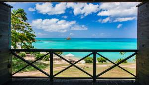 Five Islands VillageHawksbill Resort Antigua - All Inclusive的从窗户可欣赏到海景