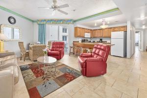 代托纳海滩Luxury 15th Floor 2 BR Condo Direct Oceanfront Wyndham Ocean Walk Resort Daytona Beach | 1501的一间带红色椅子的客厅和一间厨房