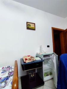 地拉那Memory Tirana Apartments的客房设有小冰箱和床。