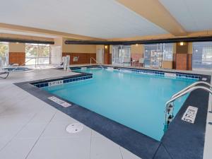 哥伦比亚南卡罗来纳哥伦比亚希尔顿惠庭套房酒店的蓝色海水大型室内游泳池