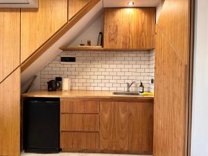 绥帕查Premiun Apart 1 - Pleno Centro的一个带木制橱柜和水槽的厨房