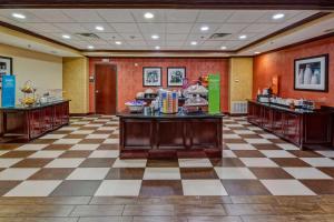 科西卡纳科西卡纳汉普顿酒店及套房的大房间设有棋盘地板和柜台