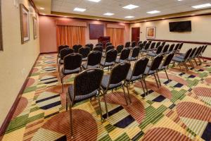 科西卡纳科西卡纳汉普顿酒店及套房的一间会议室,配有椅子,铺着色彩缤纷的地毯