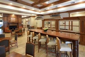 邓肯格林维尔/斯巴坦堡I-85希尔顿恒庭旅馆&套房酒店的大型用餐室配有大型木桌和椅子