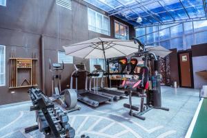 乌鲁班巴Life Hotel Valle Sagrado的健身房设有数台跑步机和遮阳伞