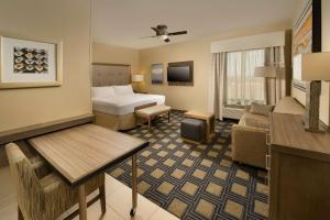米德兰米德兰希尔顿惠庭套房酒店的酒店客房设有床和客厅。