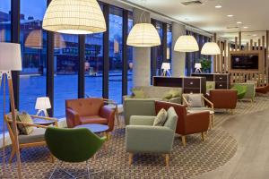 伦敦汉普顿伦敦滑铁卢希尔顿酒店的大堂设有桌椅和窗户。