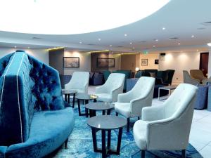 切斯特切斯特希尔顿逸林酒店的带沙发和桌椅的等候室