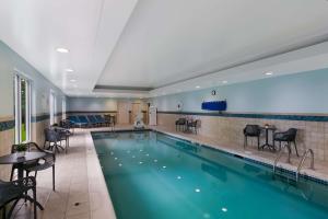 纽瓦克威尔明顿克里斯蒂娜汉普顿酒店及套房的游泳池位于酒店客房内,配有桌椅