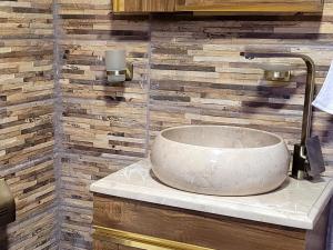 卡兹贝吉MTISGULI Cottages的一个带石制水槽的柜台浴室