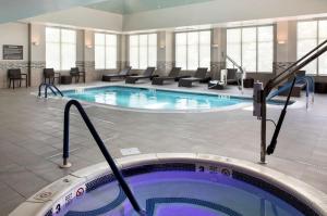 新温莎纽堡斯图尔特机场希尔顿惠庭套房酒店的在酒店房间的一个大型游泳池