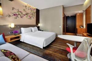 宝安深圳宝安华盛希尔顿花园酒店的酒店客房设有一张大床和一张桌子。