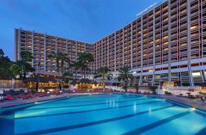 阿布贾特兰斯克普阿布贾希尔顿酒店的一座大型酒店,在一座建筑前设有一个游泳池