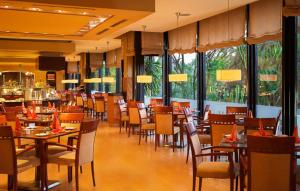 亚的斯亚贝巴希尔顿亚的斯亚贝巴酒店的用餐室设有桌椅和窗户。