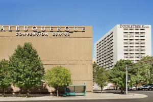 阿尔伯克基DoubleTree by Hilton Hotel Albuquerque的带有门诊会议中心信号的建筑