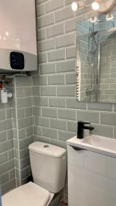 勒布尔热Le Cocon - logement 4 personnes - Neuf - Wifi的浴室配有白色卫生间和盥洗盆。