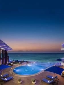 亚历山大Hilton Alexandria Corniche Hotel的大型海景游泳池