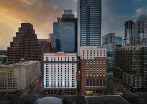 奥斯汀Hampton Inn & Suites Austin-Downtown/Convention Center的享有城市天际线和高楼的景色