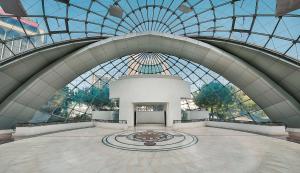 贝鲁特贝鲁特哈卜图希尔顿大酒店的享有带玻璃天花板的建筑景致