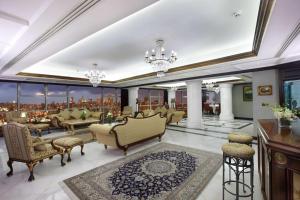 贝鲁特希尔顿贝鲁特大都市宫殿酒店的一间配备有家具的起居室,享有城市美景。