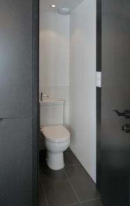 西克斯特Chalet*** au pied d'une prairie face à la montagne的浴室位于隔间内,设有白色卫生间。