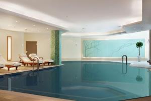 柏林希尔顿柏林酒店的房屋内带大型游泳池的浴室