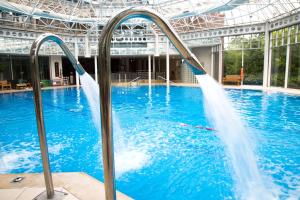 比肯希尔希尔顿伯明翰大都会酒店的游泳池内有两个喷水装置
