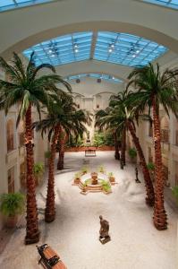 孟买希尔顿孟买国际机场酒店的一间大客房,位于一座建筑中,种植了棕榈树