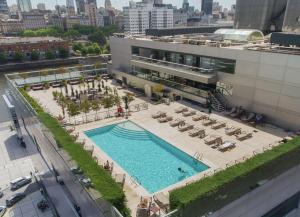 布宜诺斯艾利斯布宜诺斯艾利斯希尔顿酒店的享有大楼游泳池的顶部景致