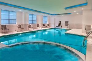 威廉斯维尔汉普顿酒店水牛城 - 威廉斯维尔的蓝色的游泳池,位于酒店客房内