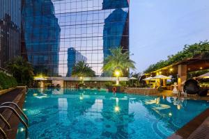 广州广州希尔顿逸林酒店-免费往返广交会穿梭巴士&参展商办证点的一座高楼前的大型游泳池