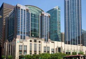 芝加哥Embassy Suites by Hilton Chicago Downtown Magnificent Mile的一座高楼前的建筑