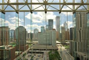 芝加哥Embassy Suites by Hilton Chicago Downtown Magnificent Mile的从大楼欣赏到城市天际线的景色