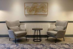 科巴姆希尔顿科巴姆酒店的等候室里设有两把椅子和一张桌子