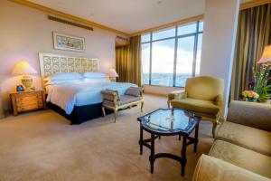 科伦坡科伦坡希尔顿酒店的酒店客房带一张床、一张桌子和椅子